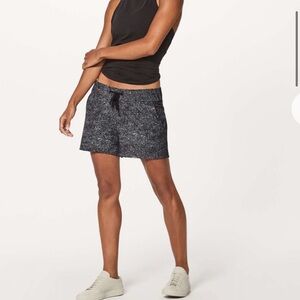 Lululemon On The Fly Short *2.5"
Mini White Noise White Black / Black
